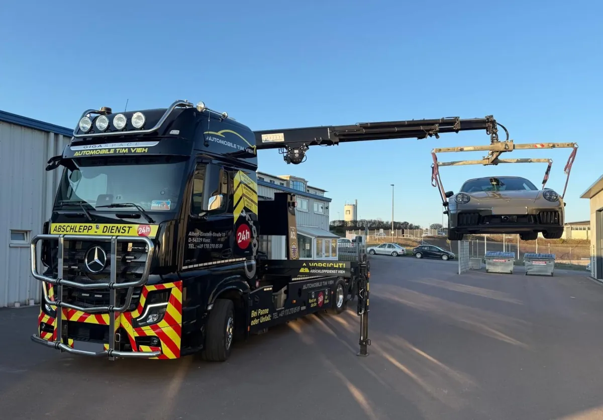 Zijaanzicht van de sleepwagen van Automobile Tim Vieh met geladen voertuig