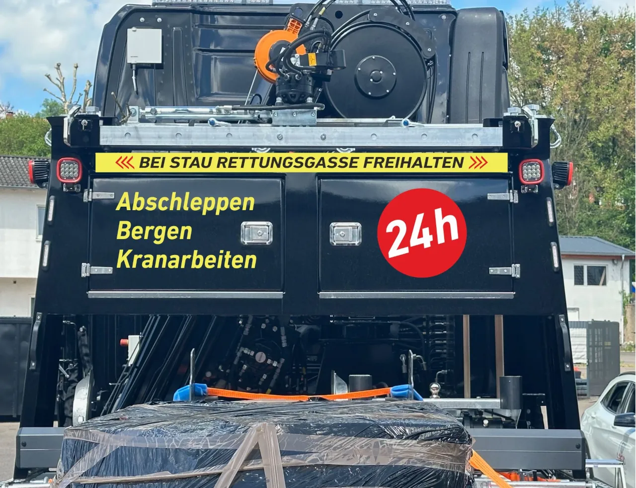 Achteraanzicht van de sleepwagen met 24u-belettering