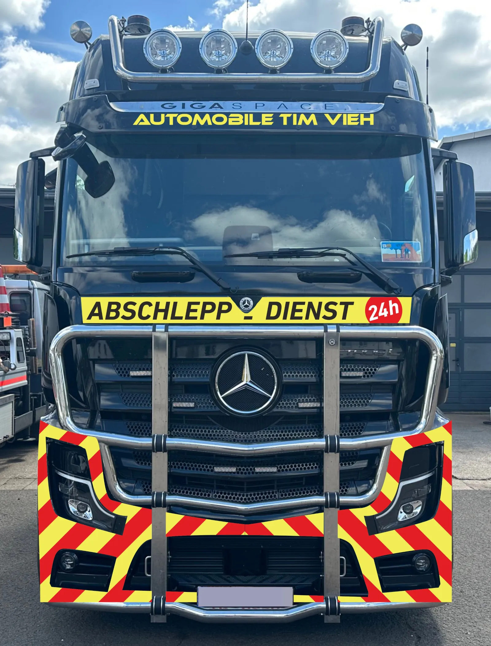 Zwarte sleepwagen van Automobile Tim Vieh, vooraanzicht